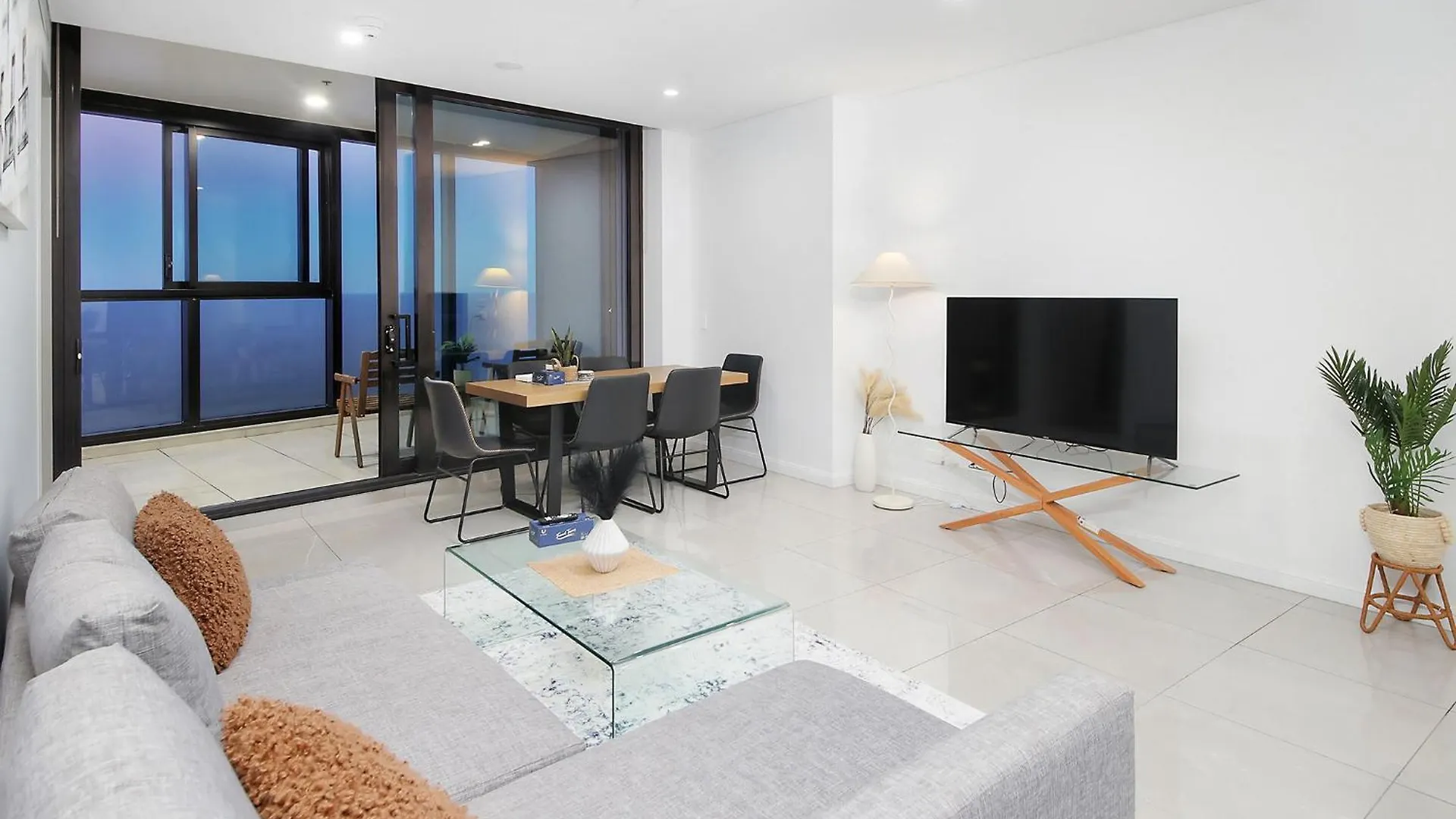 The Gold Coast View With 3Br, 2 Bath, Free Parking Apartman