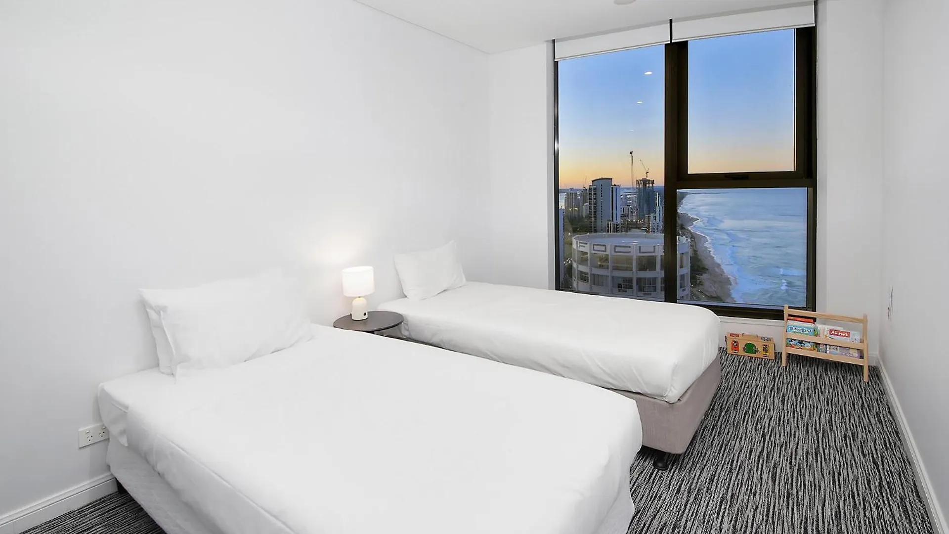 The Gold Coast View With 3Br, 2 Bath, Free Parking Apartman